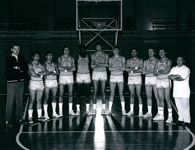 Formazione Pallacanestro All'Onest&agrave; Milano 1970/71. Da sx: Sales (all.), Cosmelli, Zanetti, Zanatta, Isaac, Bovone, Nizza, Gennari, Barlucchi, de Rossi, Redaelli (massaggiatore)